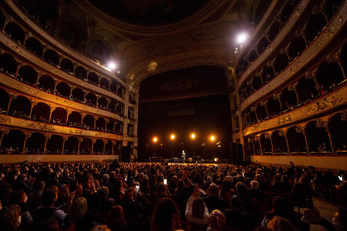 Meno di 5 euro all’ora: la dura realtà dei mimi al Teatro dell’Opera di Roma