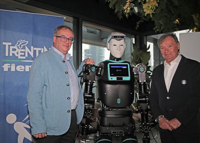 Milano, un robot umanoide protagonista della conferenza di presentazione del Tour de Ski