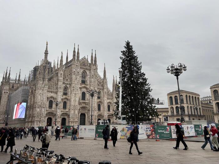 Milano Si Prepara A Un Natale