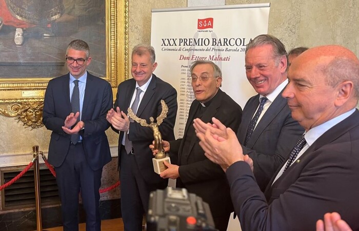 Monsignor Ettore Malnati premiato con il riconoscimento ‘Barcola’ 2024 per il suo servizio a Trieste