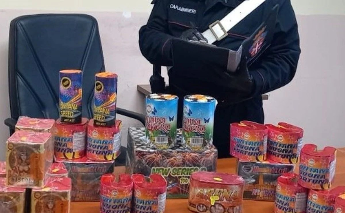 Napoli, operazioni di controllo dei carabinieri: due denunce e scoperta di pirotecnici illegali