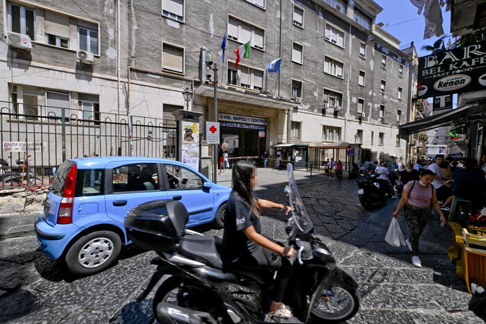 Napoli, uomo ferito da colpi di arma da fuoco mentre torna a casa