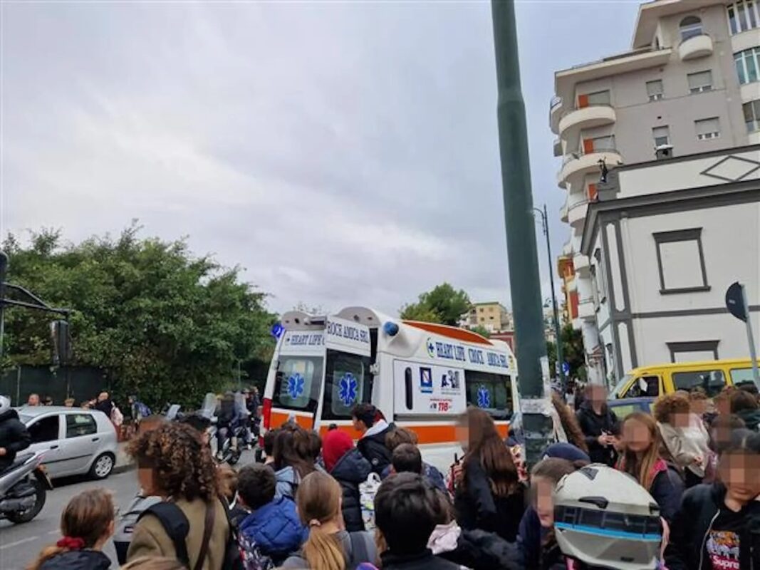 Napoli: Investito un bambino davanti alla scuola Carlo Poerio, cresce la paura per la sicurezza stradale