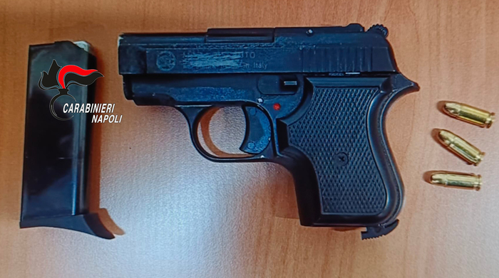 Napoli: scoperta pistola clandestina in perquisizione dei Carabinieri