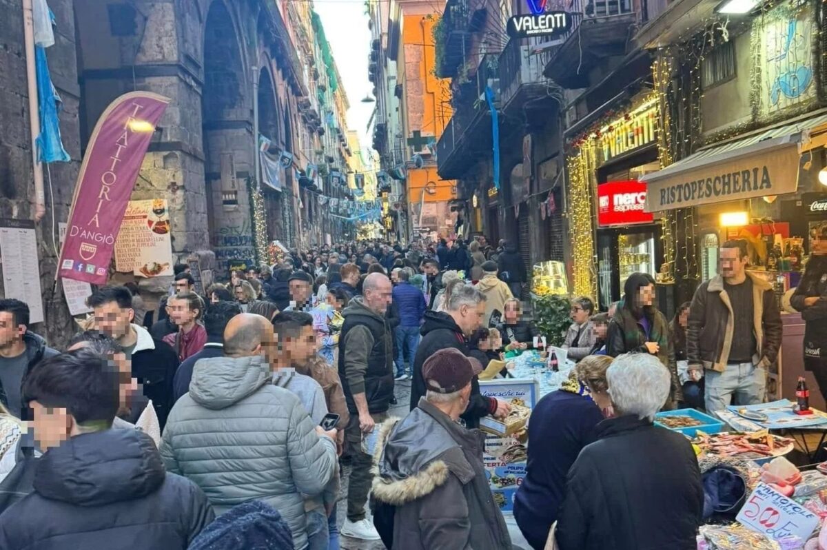 Napoli valuta l’introduzione di un ticket d’ingresso per gestire il flusso turistico