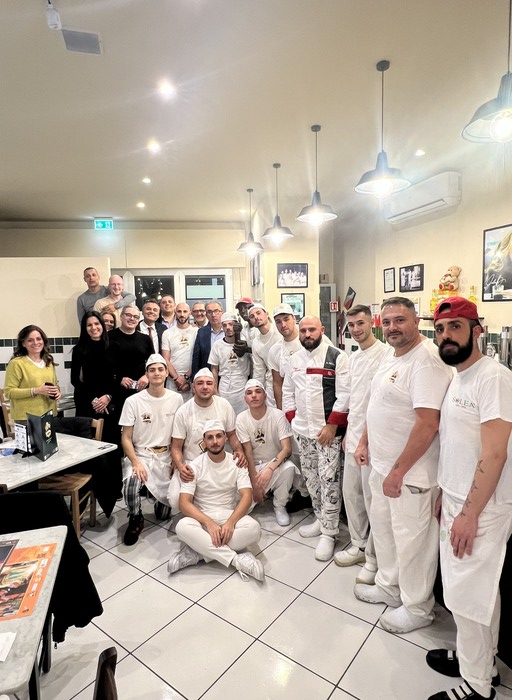 Nuovi pizzaioli formati da l’Antica Pizzeria Da Michele: l’esperienza che cambia le vite