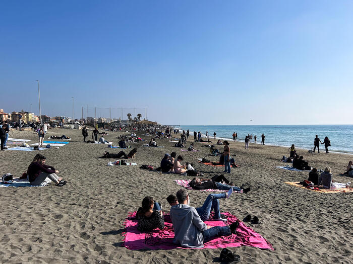 Ognissanti 2023: la primavera anticipata porta i romani al mare