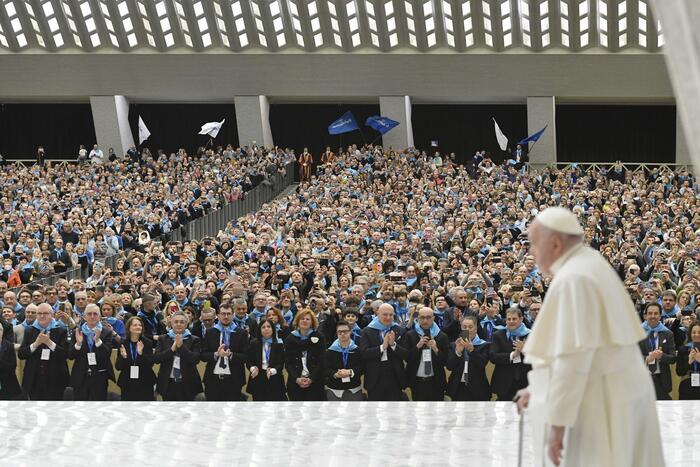 Papa Francesco invita a combattere la violenza contro donne e bambine: un appello urgente