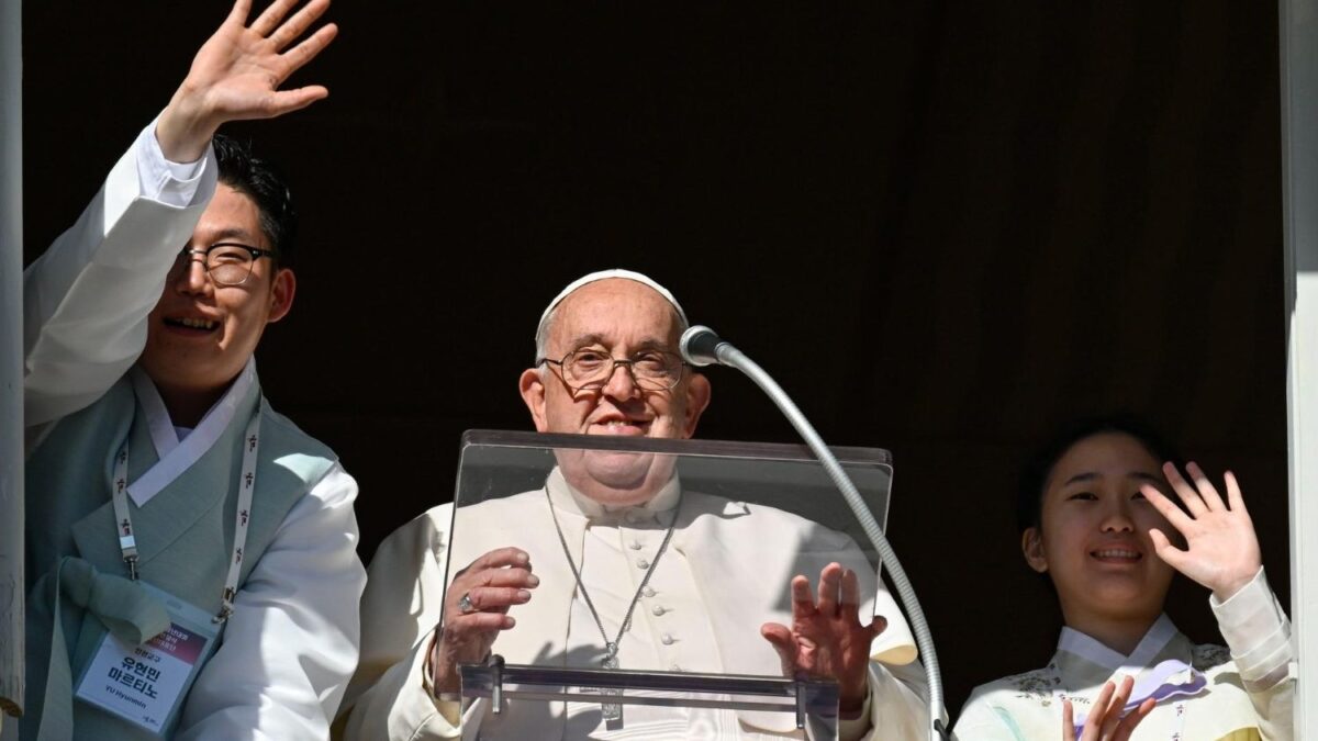 Papa Francesco saluta due giovani coreani e annuncia canonizzazioni imminenti