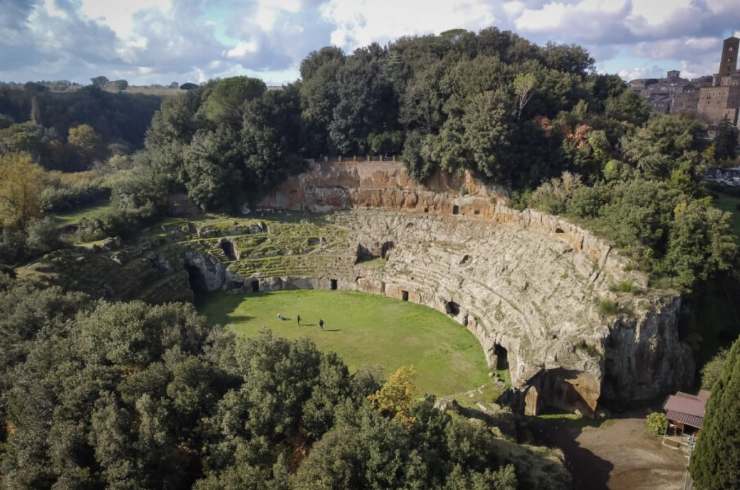 creare un anfiteatro romano che poteva ospitare fino a 5.000 spettatori