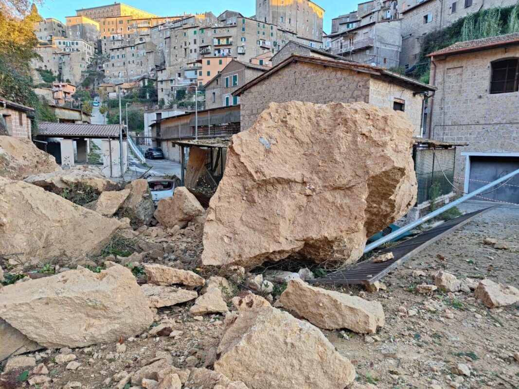 Paura a Caprarola: un masso crolla in strada, fortunatamente senza feriti