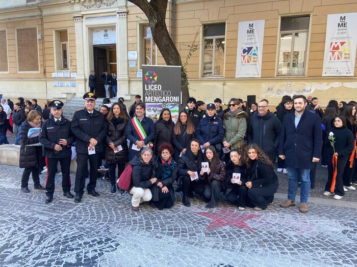 Pesaro celebra la giornata internazionale contro la violenza sulle donne con un emozionante flash mob