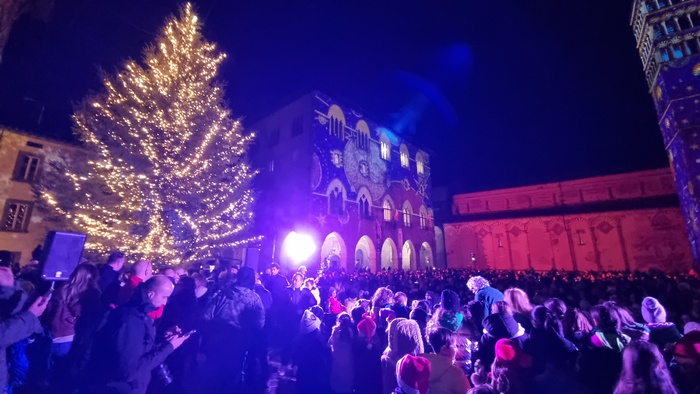 Pistoia si illumina nel segno del Natale: cerimonia di accensione dell’albero a Duomo