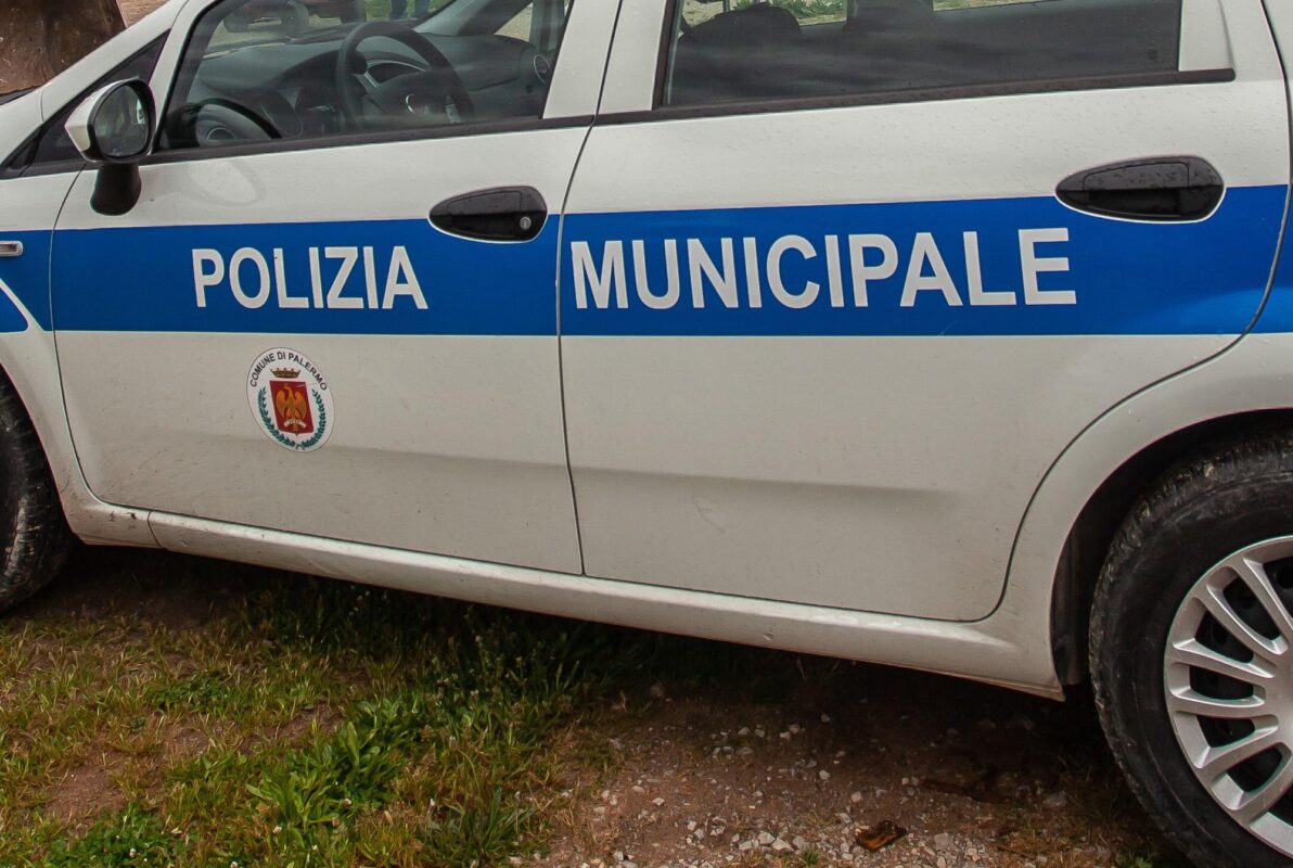 Polemica a Palermo per la dimostrazione di polizia in una scuola, agenti simulano arresto davanti ai bambini