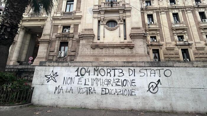 Polemica e protesta: scritte contro il ministro Valditara sul tema dell’immigrazione e della violenza