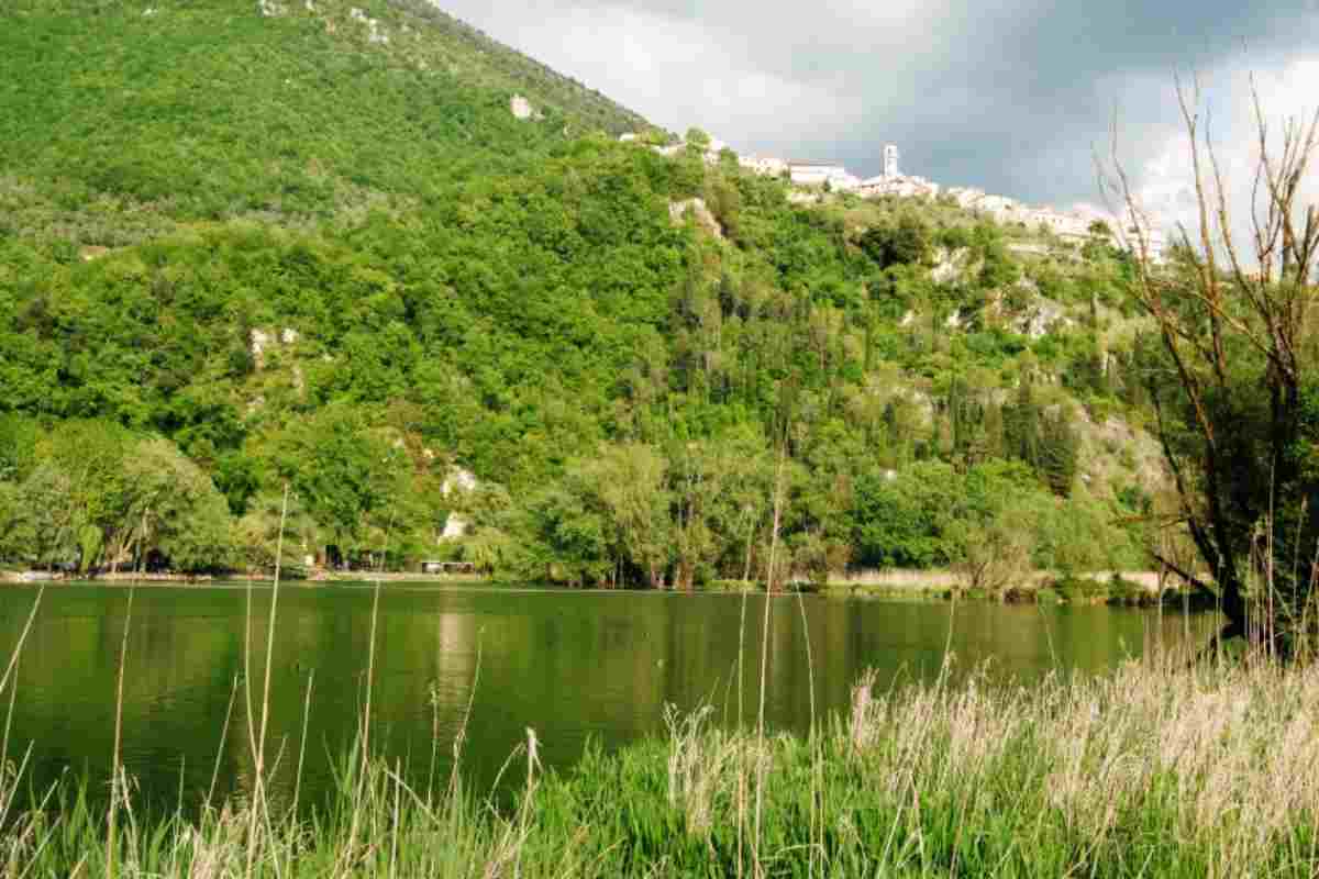 Questo piccolo borgo sembra essere il custode del lago: è un’oasi naturale a due passi da Roma