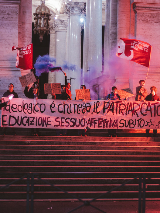 Protesta contro le affermazioni del ministro Valditara: studenti in azione per l’educazione affettiva