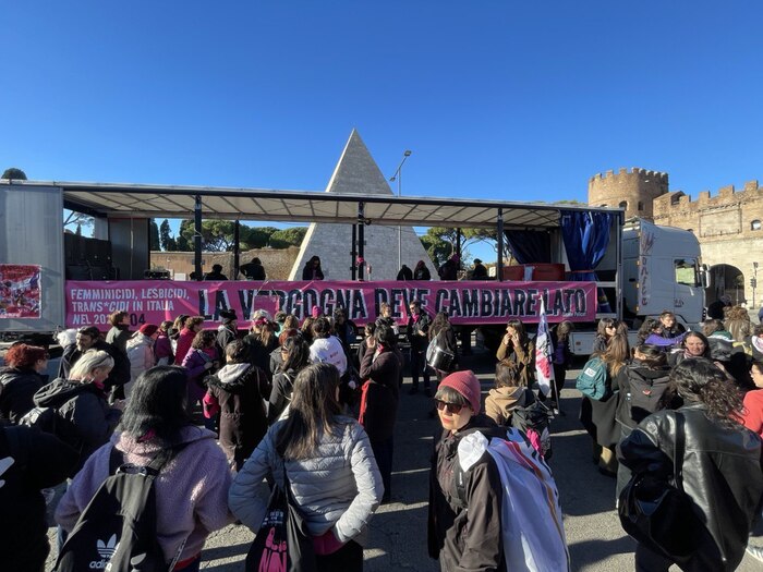 Proteste a Roma: bruciata una foto del Ministro Valditara prima del corteo contro la violenza sulle donne