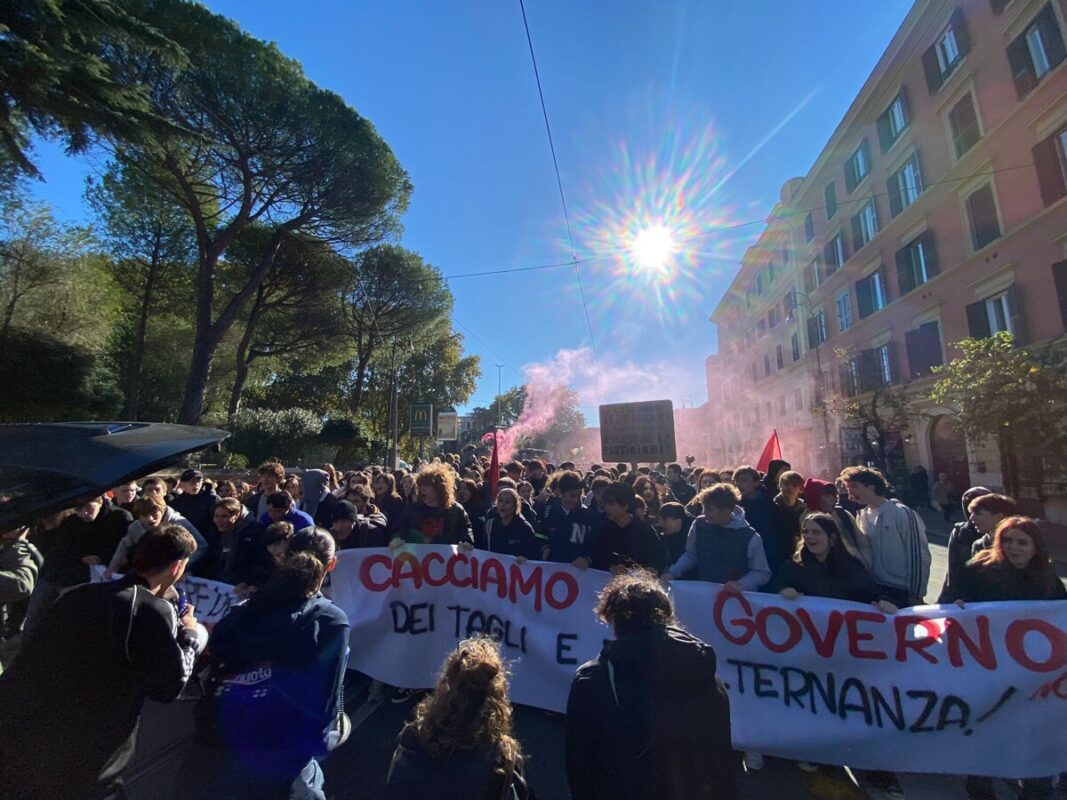 Proteste studentesche a Roma: manifestazioni contro il sistema educativo e il ddl sicurezza