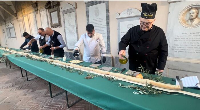 Record mondiale per la bruschetta a Castiglion Fiorentino: 75 metri di bontà