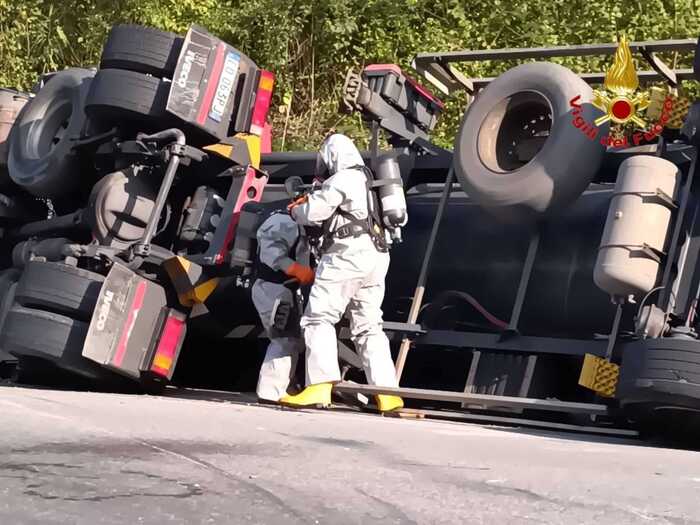 Ribaltamento di un’autocisterna con acido cloridrico provoca chiusura della SS36 a Giussano