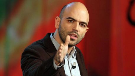 Roberto Saviano e il governo Meloni: polemica dopo l’omicidio di un giovane a Napoli