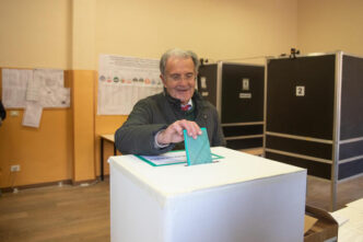 Romano Prodi Vota A Bologna3A P