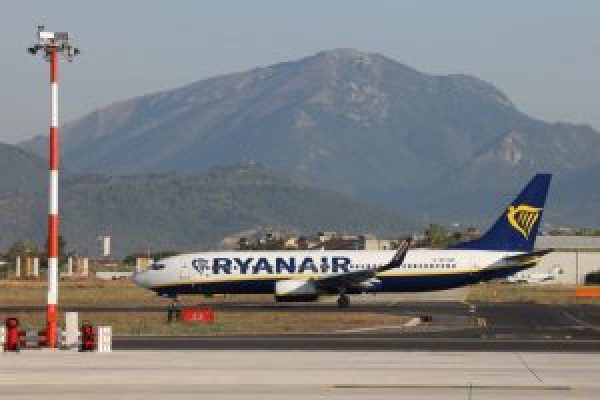 Ryanair avverte: rischio del 50% di tagli ai voli in Francia a causa delle nuove tasse avio