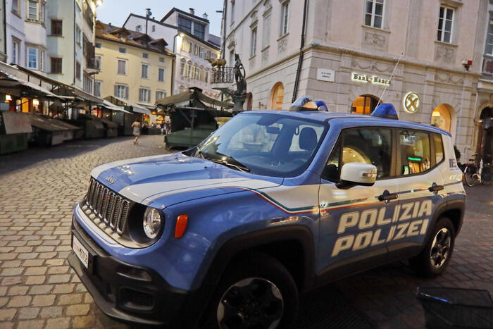 Salvataggio tempestivo a Bolzano: polizia e vigili del fuoco estraggono una donna dal torrente Talvera