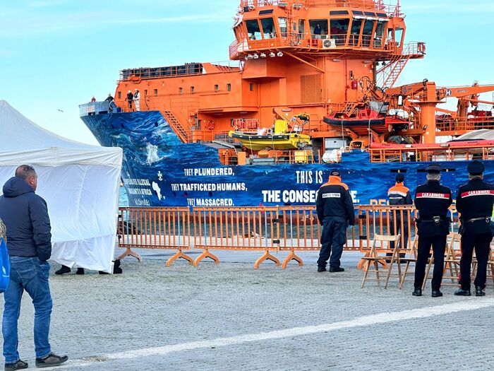 Sbarco Di Migranti Al Porto Di