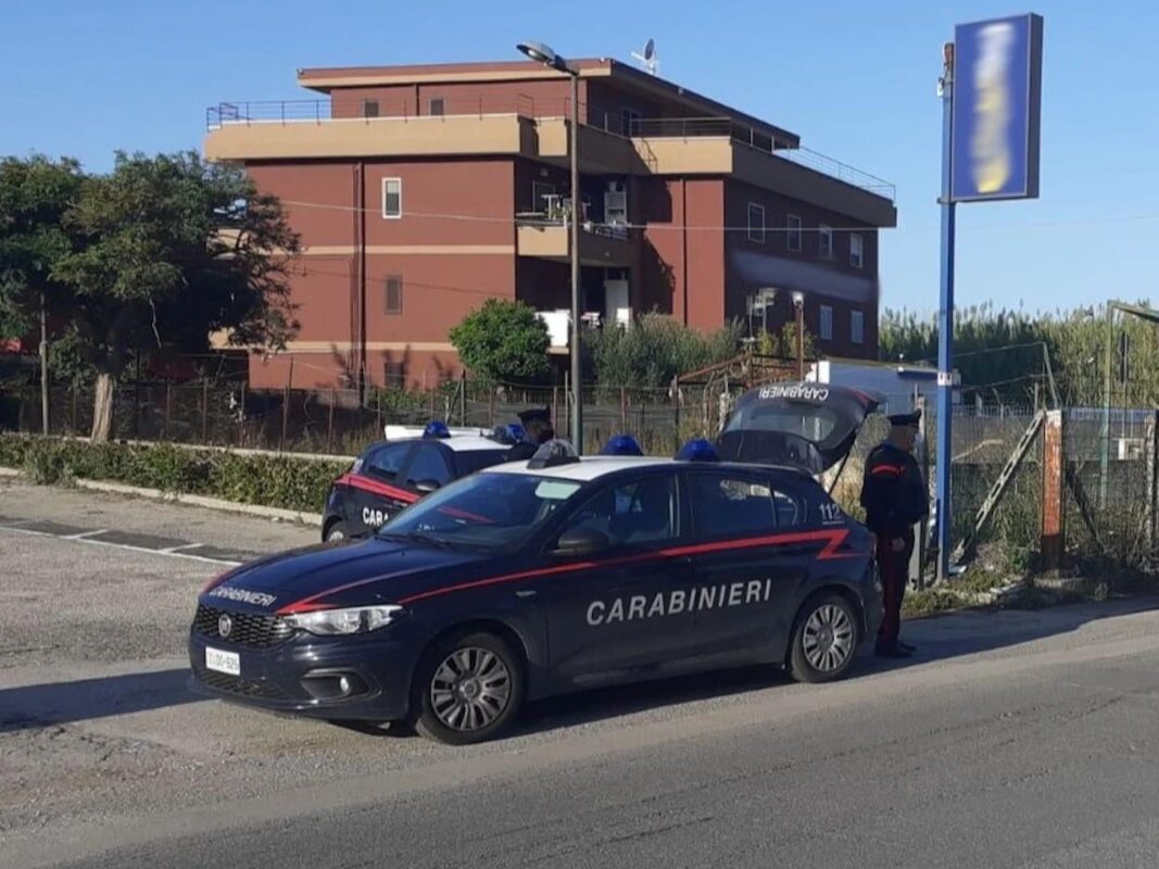 Scoperta un’attività di spaccio a Pozzuoli: arrestata una donna di 66 anni mentre nasconde la droga