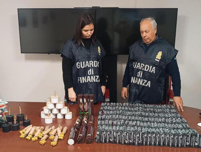 Sequestrati quasi tremila addobbi natalizi illegali e arrestato il venditore di fuochi d’artificio in Irpinia