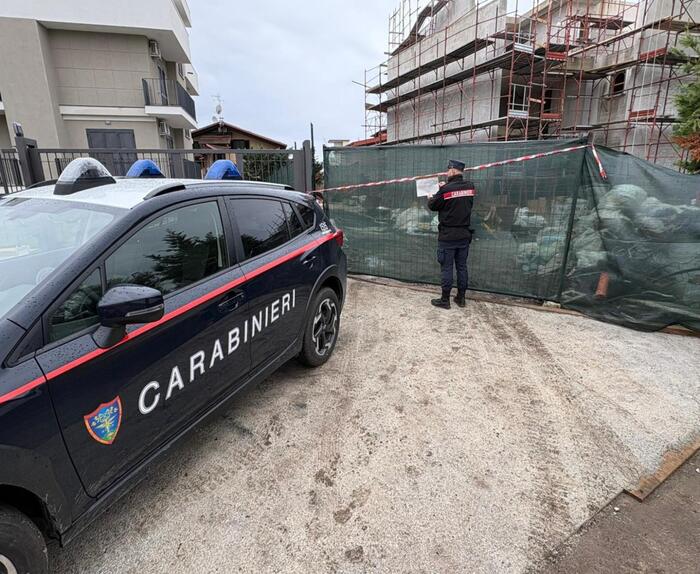 Sequestrato un complesso residenziale a Giugliano in Campania: accuse di abusi edilizi