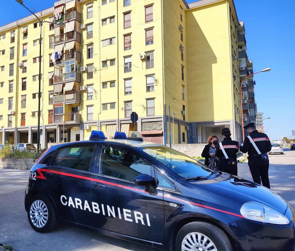 Sgombero di un alloggio abusivo ad Arzano: azione dei carabinieri contro l’occupazione illegale