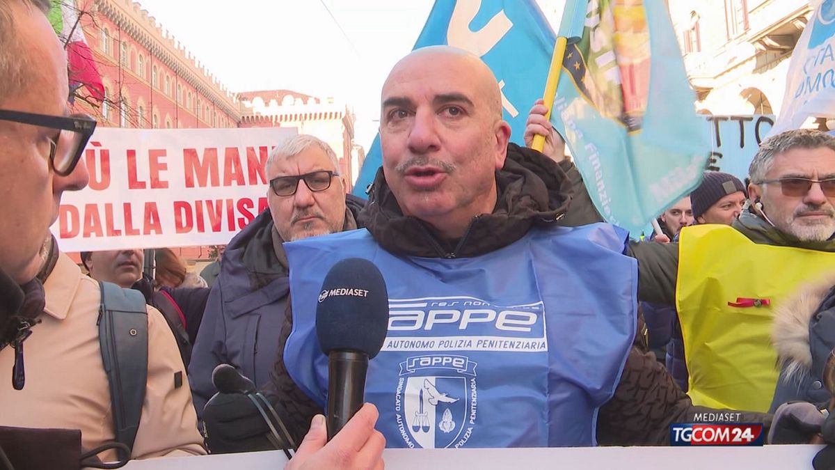 Sindacati di polizia e forze dell’ordine in protesta a Torino contro le aggressioni