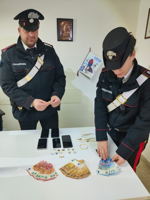 Sirolo: Arrestati tre truffatori dopo il furto di contanti e gioielli a un’anziana