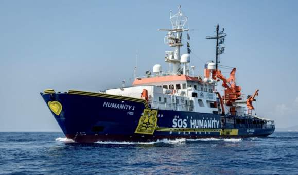 Sos Humanity 1 salva 70 migranti nel Mediterraneo centrale: intervento decisivo della nave umanitaria