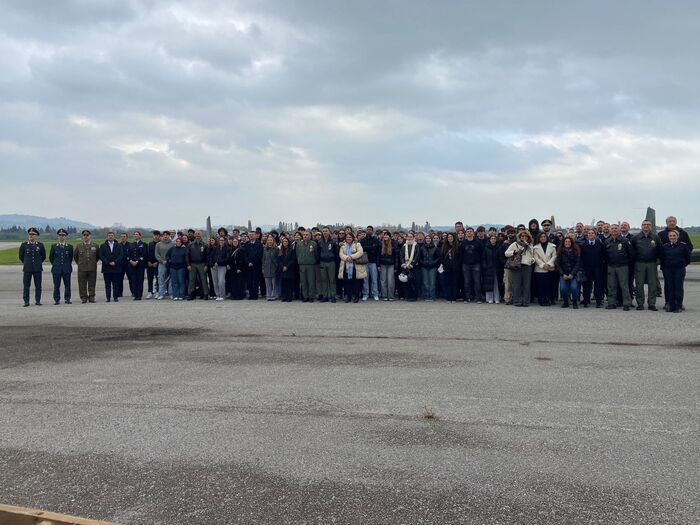 Studenti di Pesaro Urbino in volo con l’aeronautica militare: un’esperienza unica