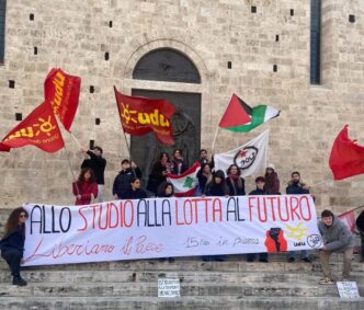 Studenti In Piazza A Teramo3A P