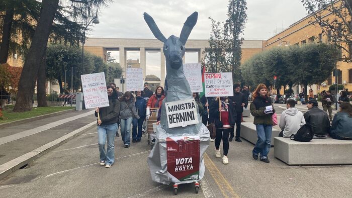 Studenti In Protesta A La Sapi