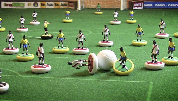 E' possibile intrattenersi giocando partite di subbuteo fuori dal bar