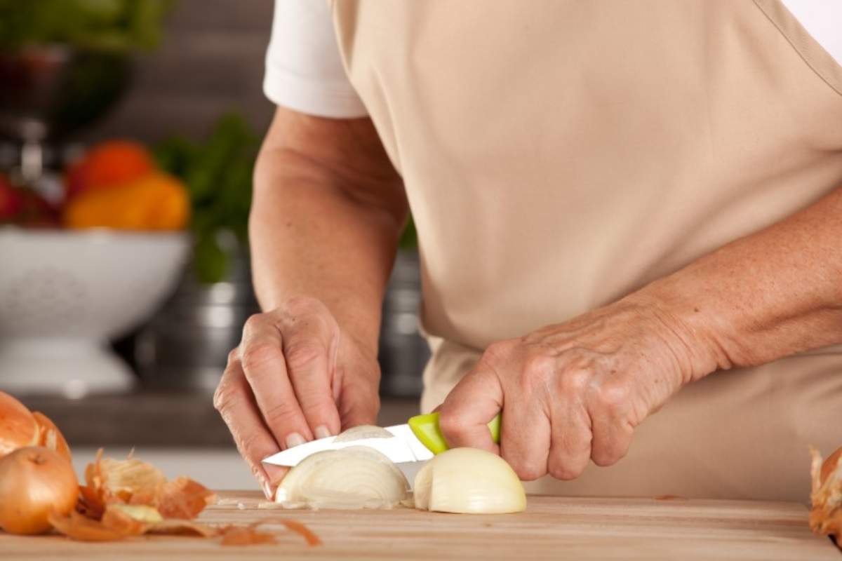 Questo piccolo trucco ti basterà per tagliare le cipolle senza piangere: parla il noto dottore