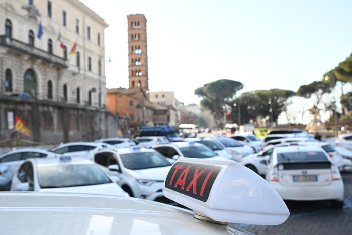 Tar del Lazio respinge la richiesta di sospensiva al concorso per nuove licenze taxi a Roma