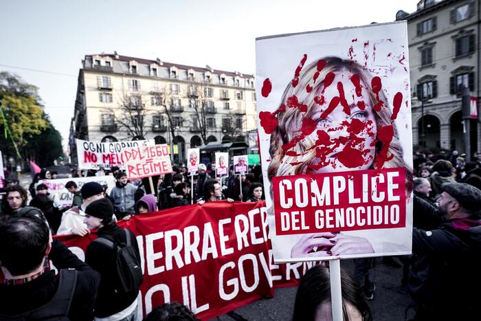 Tensioni e scontri nel corteo studentesco di Torino contro le politiche governative