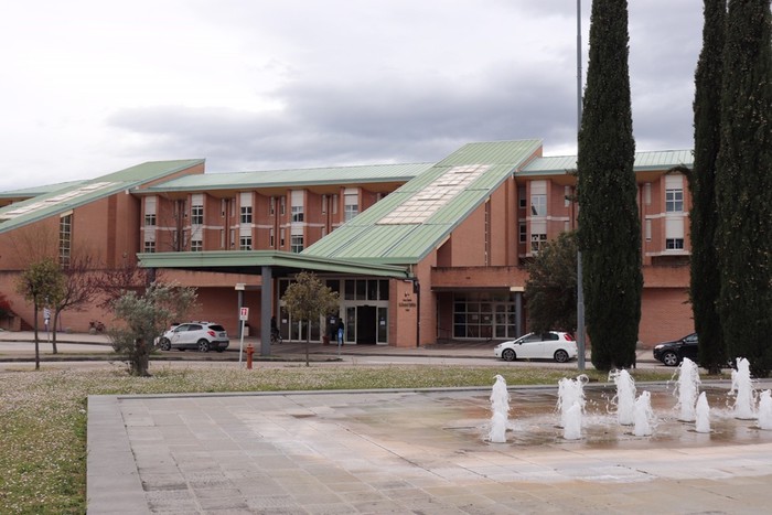 Tragedia a Foligno: un uomo ucciso a coltellate in un parcheggio della zona industriale