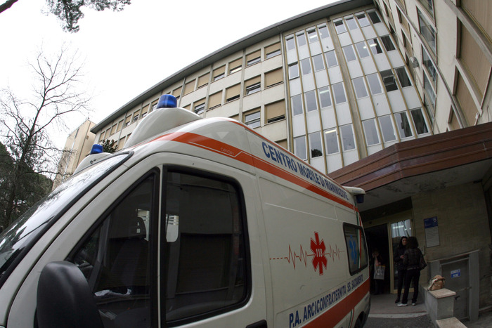 Tragico incidente in ospedale: muore 79enne aggredito da un uomo alterato