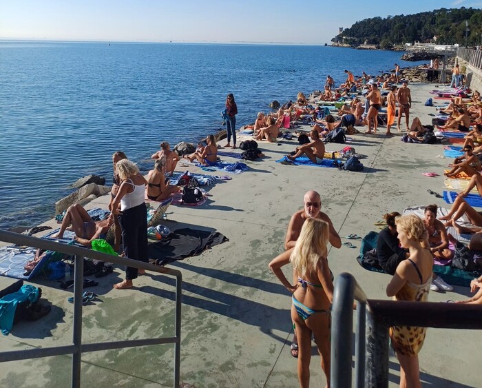 Trieste in novembre: una giornata estiva al mare invita tanti a Barcola