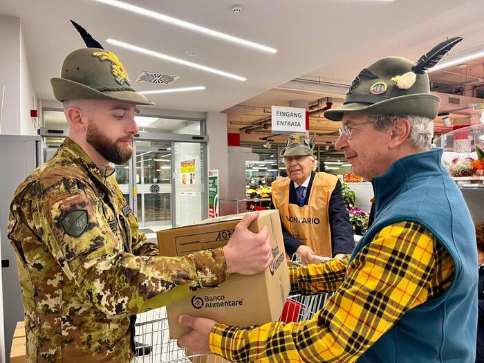 Truppe alpine e colleghe volontarie unite per la Colletta Alimentare in Alto Adige