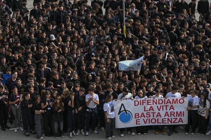 Ultimo saluto a Santo Romano: amici e compagni di scuola si uniscono in un flash mob