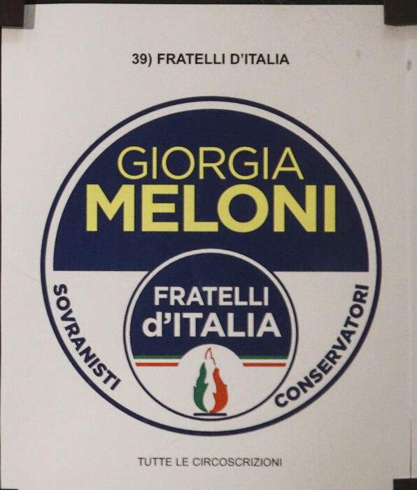 Vandalismo a Catanzaro: colpita la sede di Fratelli d’Italia, è grave attacco ai principi democratici